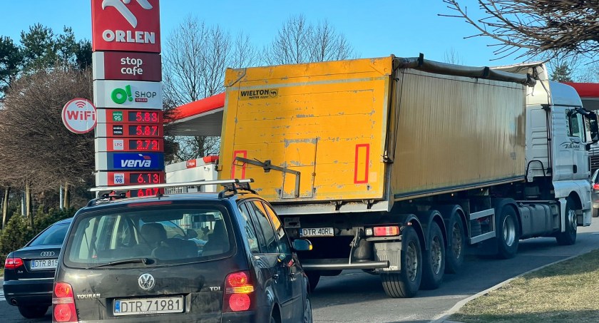 Panika i chwilowe ograniczenia na stacjach benzynowych