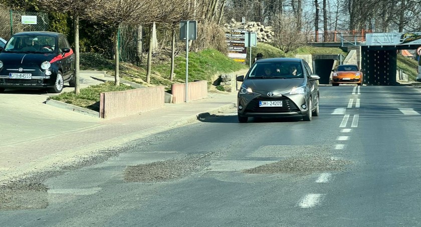 Czym oni łatają te dziury w jezdni?