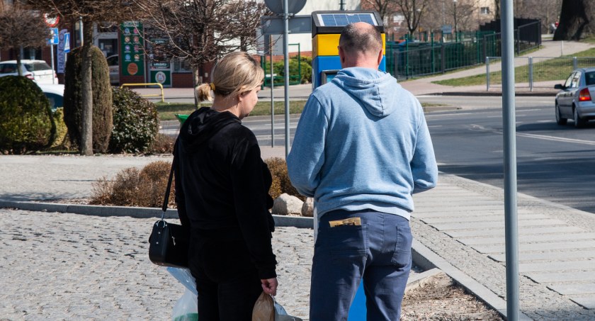 Parking przed urzędem - czy ktoś to kontroluje?