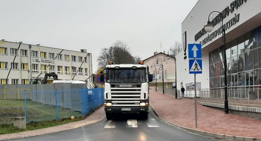 Ciężarówki jeżdżą pod prąd. Początek prac przy SP nr 2 i już jest problem
