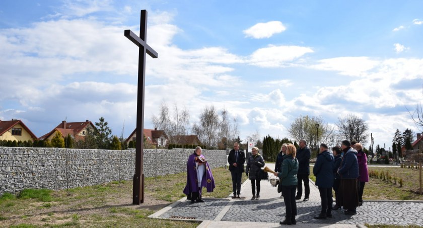 Oficjalne otwarcie cmentarza w Krynicznie