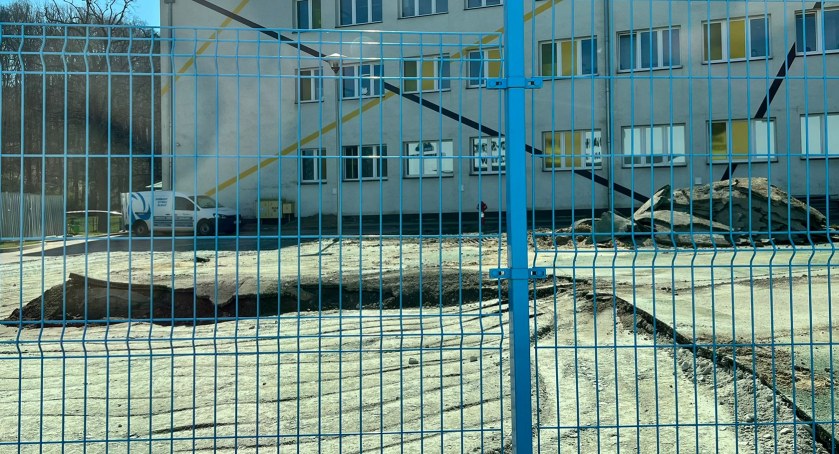 Trzebnica. Czy było zagrożenie? To już pewne, żeby dalej budować, trzeba odciąć szkole gaz