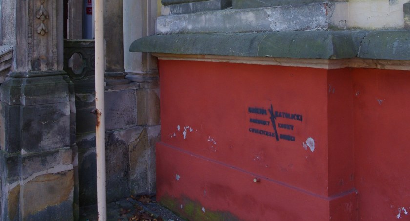 Co wykazało śledztwo w sprawie obraźliwych napisów na kościołach?