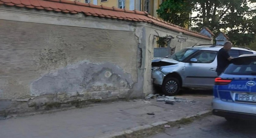 Wybił dziurę w murze klasztoru