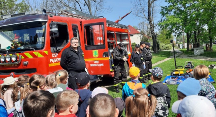 Wizyta strażaków w Przedszkolu Publicznym w Pęgowie
