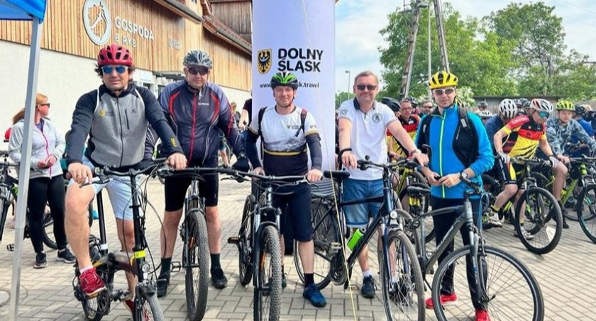 Burmistrz Żmigrodu na rowerze
