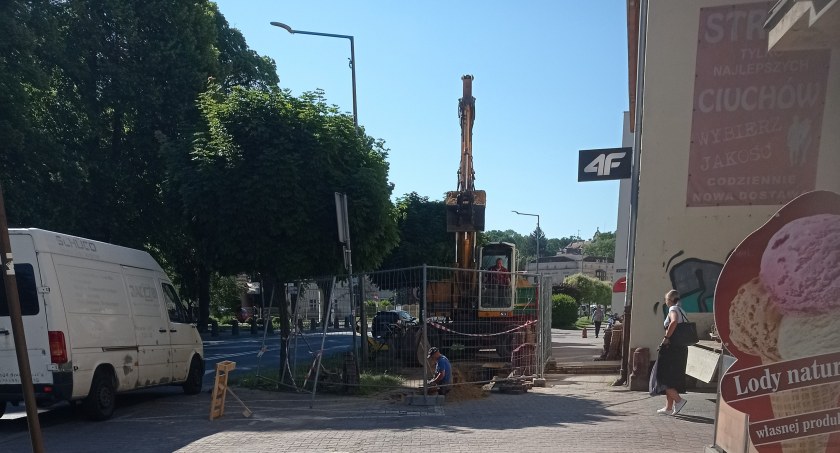 Rozkopany chodnik przy Juniorze