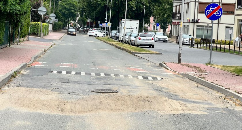 Burza sprząta to, co zostawiły służby oczyszczania miast