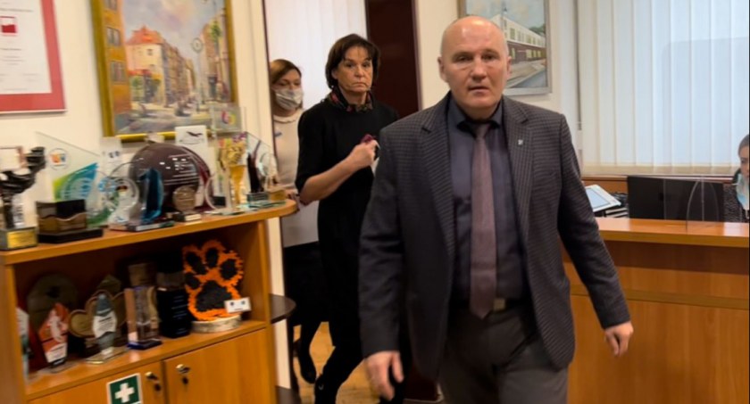 Urzędniczka z zarzutami, dalej pobiera kasę?