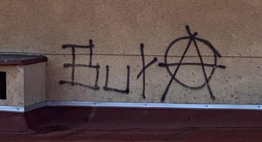Atak na teren Szkoły Podstawowej! Policja poszukuje sprawców!
