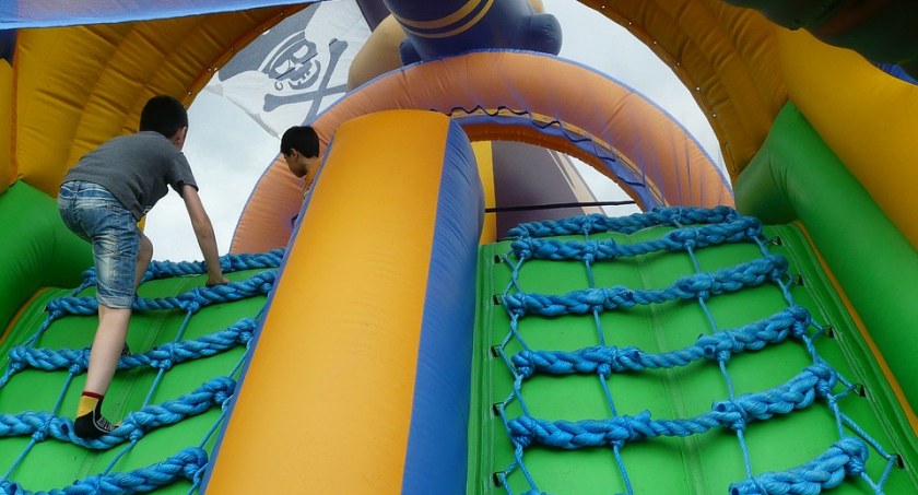 Dmuchany park rozrywki w Żmigrodzie