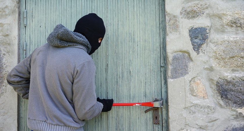 Włamanie do szatni przy boisku! Policja poszukuje sprawców