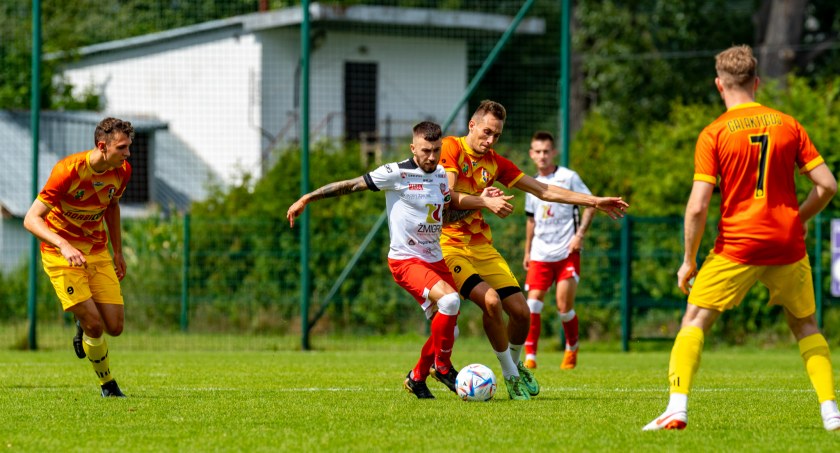 Ostatni sprawdzian zawodników. Mecz Piasta Żmigród z Galakticos Solna