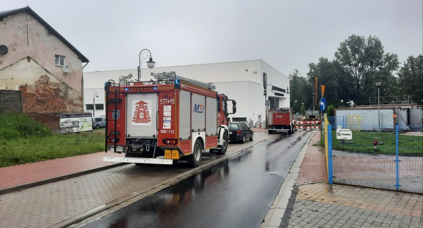Zalało teren budowy. Potrzebna była interwencja strażaków