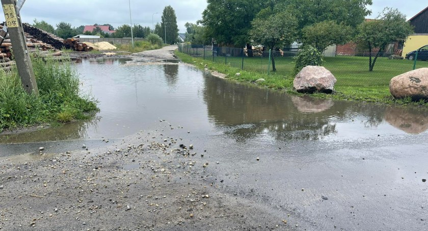 Droga w Szczytkowicach doszczętnie zalana
