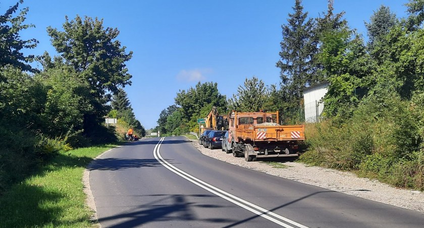 Roboty drogowe pod Trzebnicą. W tym miejscu zachowajcie ostrożność