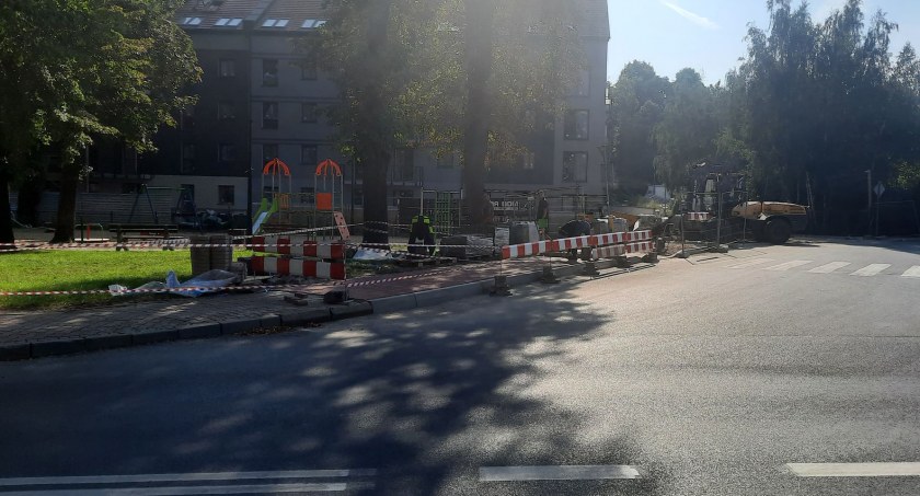 Remont chodnika w Trzebnicy. Możliwe utrudnienia w poruszaniu się pieszych