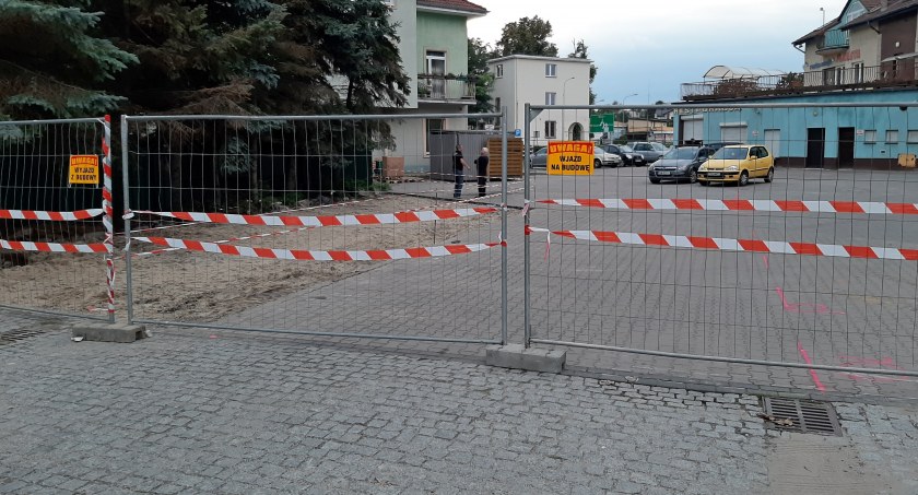 Zagrodzili parking i zdejmują kostkę