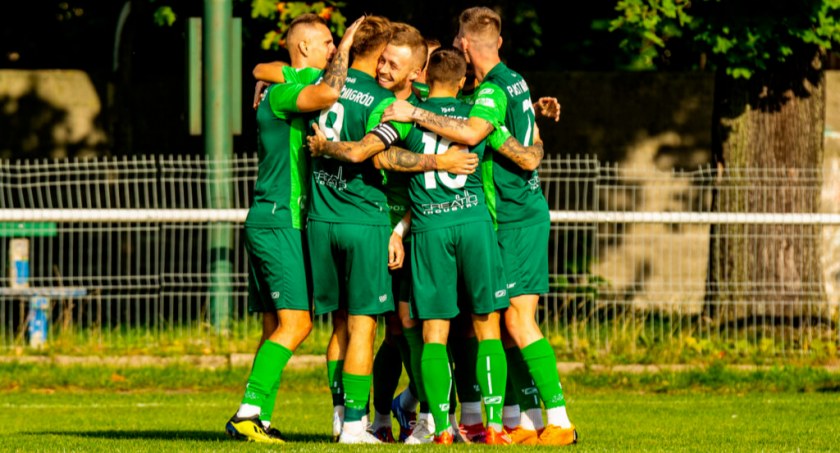 Remis na boisku w Pieszycach. Piast Żmigród kontra Lechia Dzierżoniów