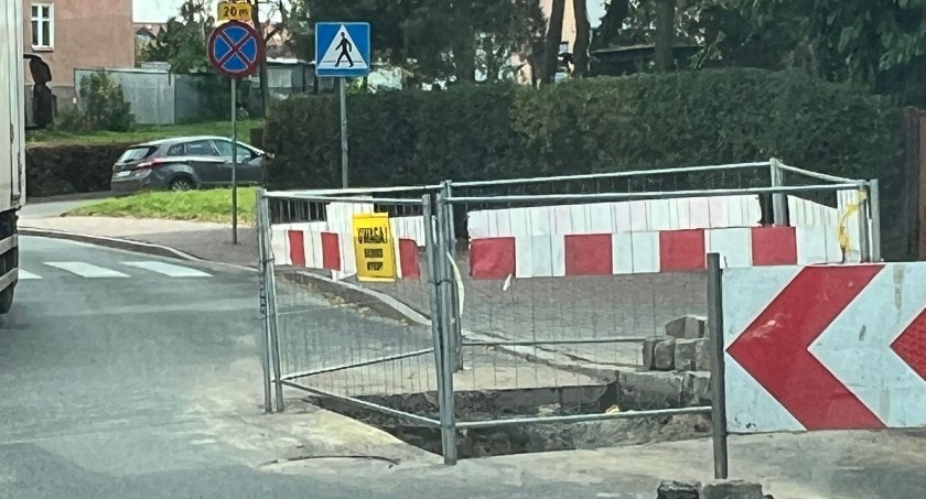 Uważajcie! Ogromna dziura za rondem