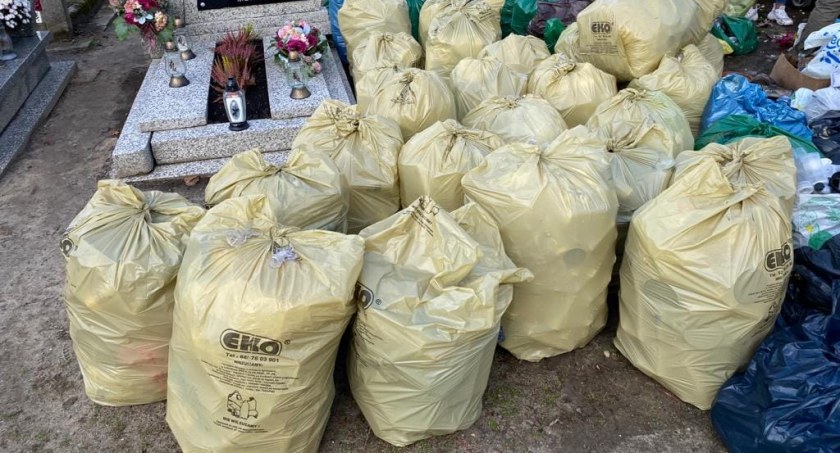 Wielka segregacja śmieci na cmentarzu w Prusicach