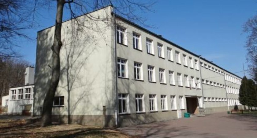 Karetka pogotowia i policja w szkole