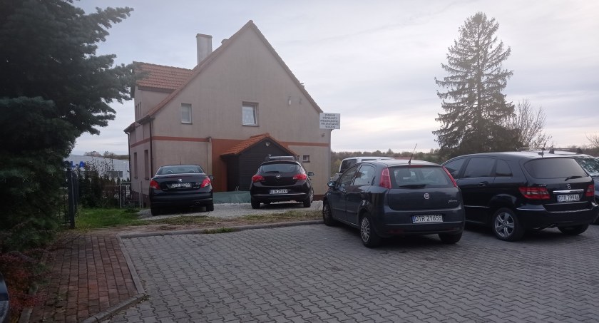 Miejsc mają za mało? To jeszcze zabrać im dwa