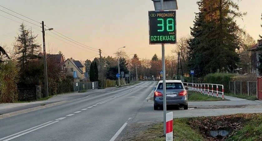 Wyświetlacze prędkości w Pęgowie