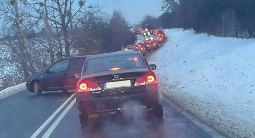 Kolizja na rondzie przy S5