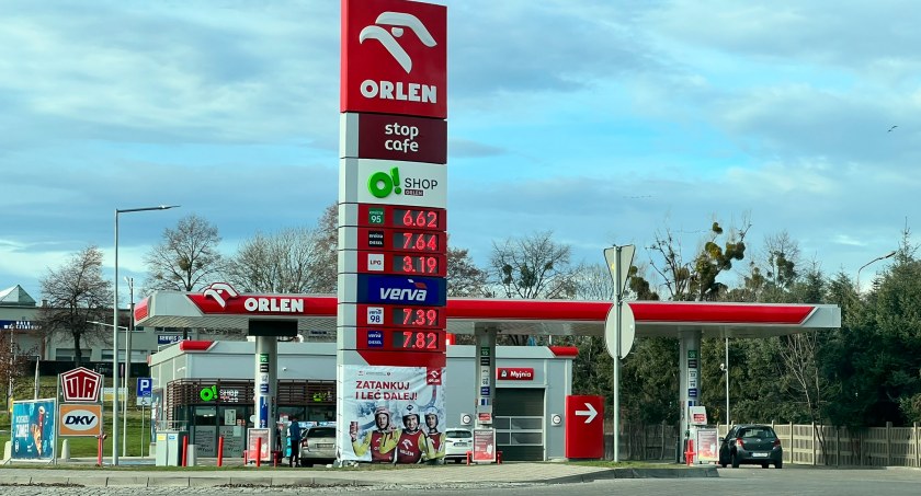 Czytelnik: Czuję się oszukany. Czy Orlen zawyżał cenę paliwa?