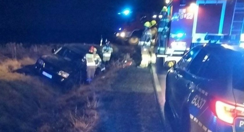 Samochód wjechał do rowu