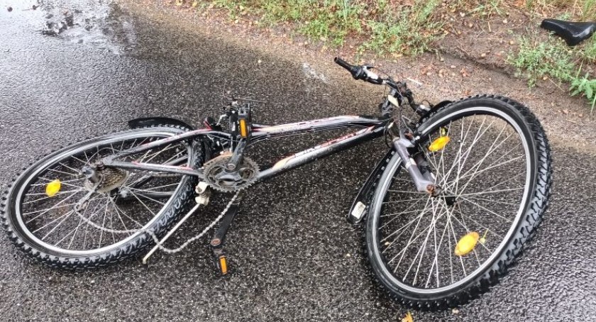 Rowerzysta zderzył się z samochodem