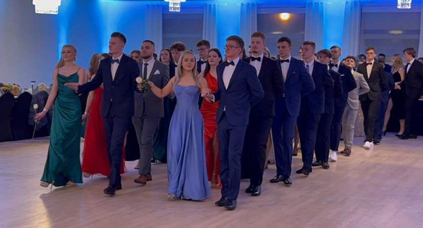 Studniówka w Liceum - Trzebnica 2023 - DUŻO ZDJĘĆ - zachęcamy do oglądania