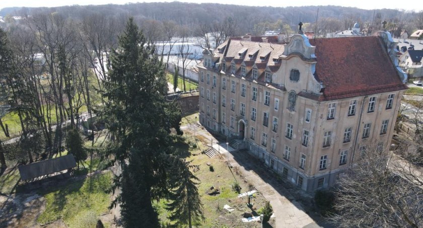 Splądrowano stary budynek sanatorium, który gmina kupiła za ok. 8 mln zł