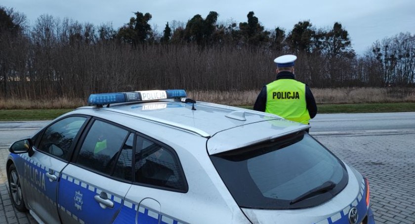 Uciekał przed policją i uderzył w słup