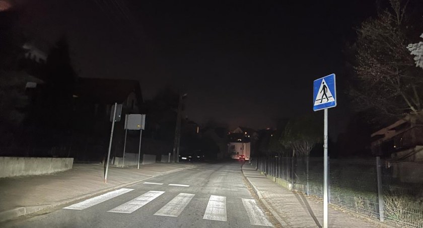 Ciemno w mieście, ale jasno na Kociaku i polnej drodze