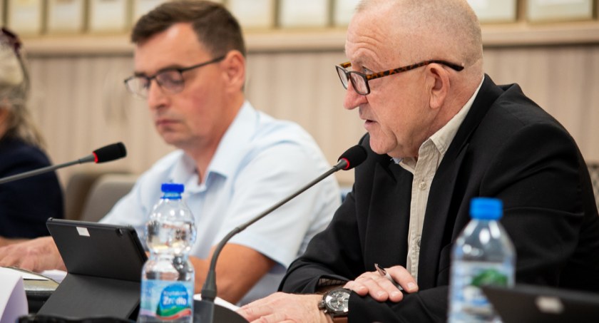 Urzędnicy marnują publiczną kasę na zbędne procesy