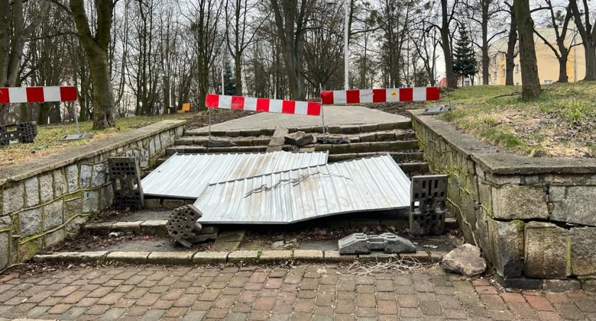 Trzebnica park Kaczyńskich. Bałagan na budowie