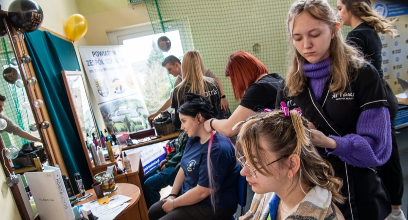 7 Powiatowe Targi Edukacyjne w Trzebnicy. Kilkudziesięciu wystawców i setki uczniów