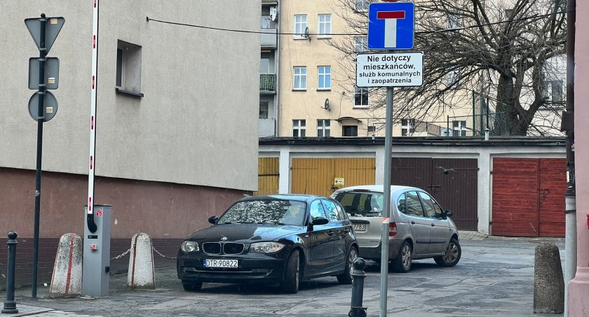 Szlaban i słupki - sprzeczne interesy spółdzielni i mieszkańców