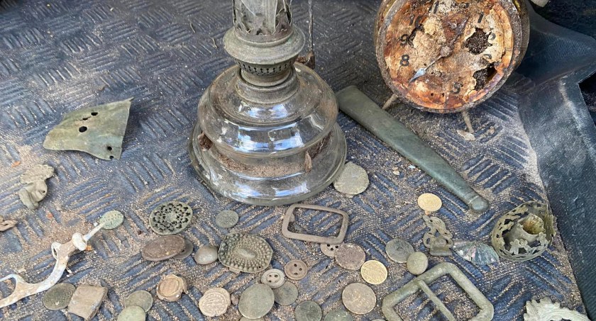 Mają wykrywacze metalu. Czego poszukują?