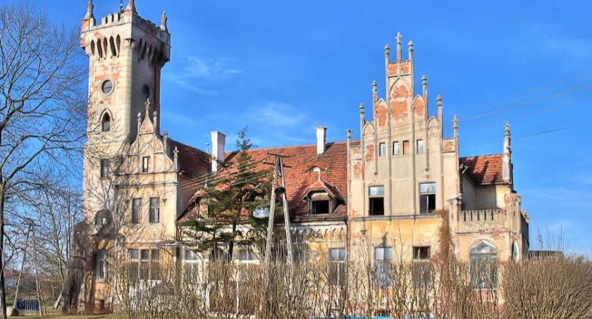 Co jest robione w pałacu w Pęgowie?
