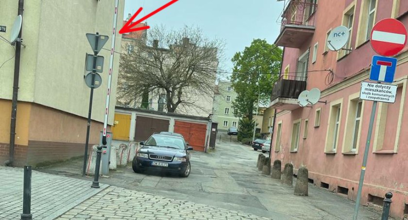 Wiemy ile kosztował szlaban, który... stoi otwarty. Dziwne daty w protokole