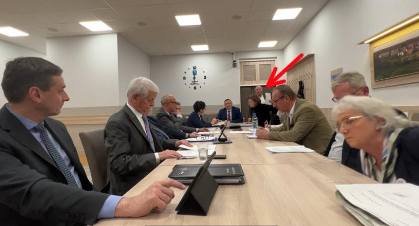 Ugrupowanie burmistrza odwołuje swoich szefów komisji. Opozycja: - Zachowują się jak marionetki