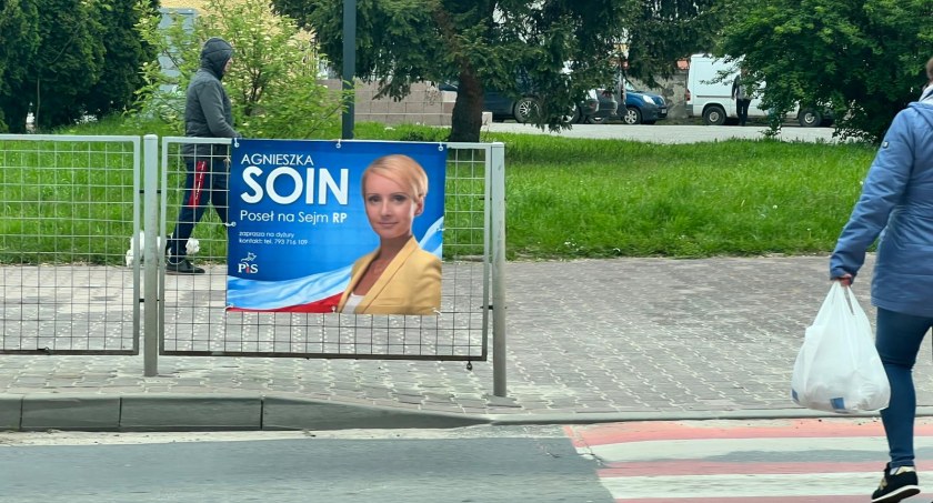 Banery posłanki PiS zawieszono na gminnych ogrodzeniach. Czy to legalne?