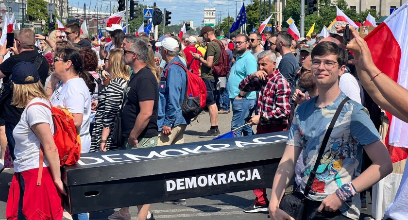 Tego nie zobaczycie w rządowej TVP. Tysiące osób pojechało do stolicy. Mieszkańcy naszego powiatu też uczestniczyli w warszawskim marszu