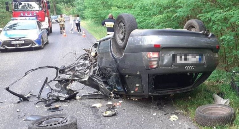 Uderzył w drzewo i dachował
