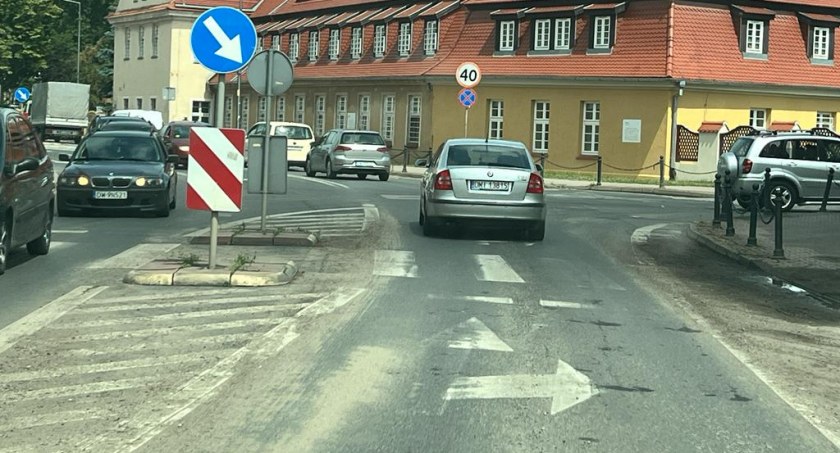 Burza odsłoniła uliczne brudy