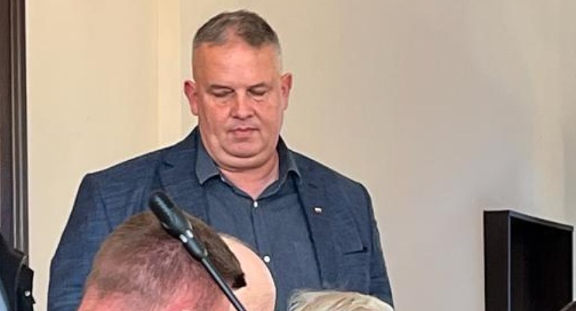 Prawie 10 tys. zł pensji i stanowisko bez konkursu. Tak pracę otrzymują polityczni nominaci