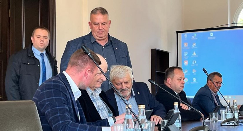 Domy, działki, samochody i kasa. Prześwietlamy majątki radnych powiatu